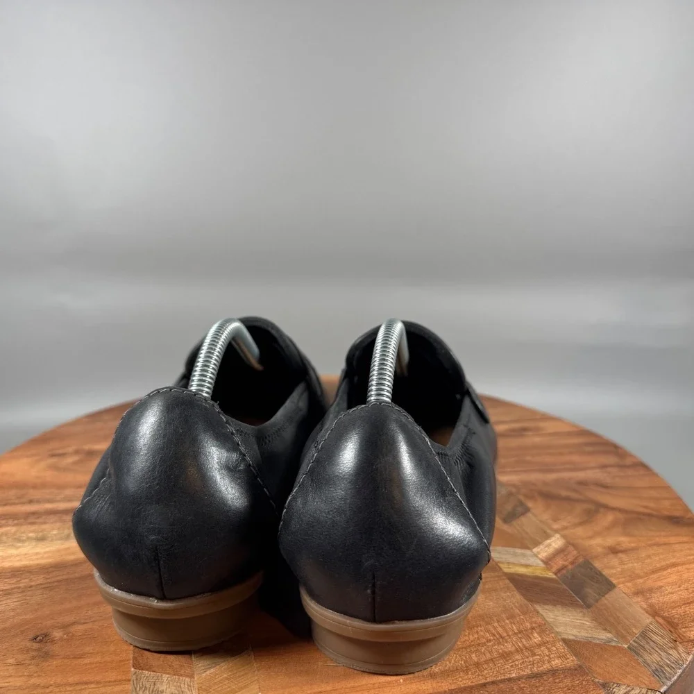 Clarks Collection Womens Black Leather Perforated Loafers Comfort Shoes Size 8.5